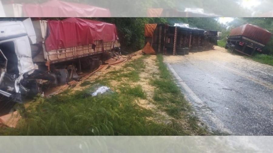 Caminhoneiro morre após colidir contra caminhão tombado e em árvore, no PR