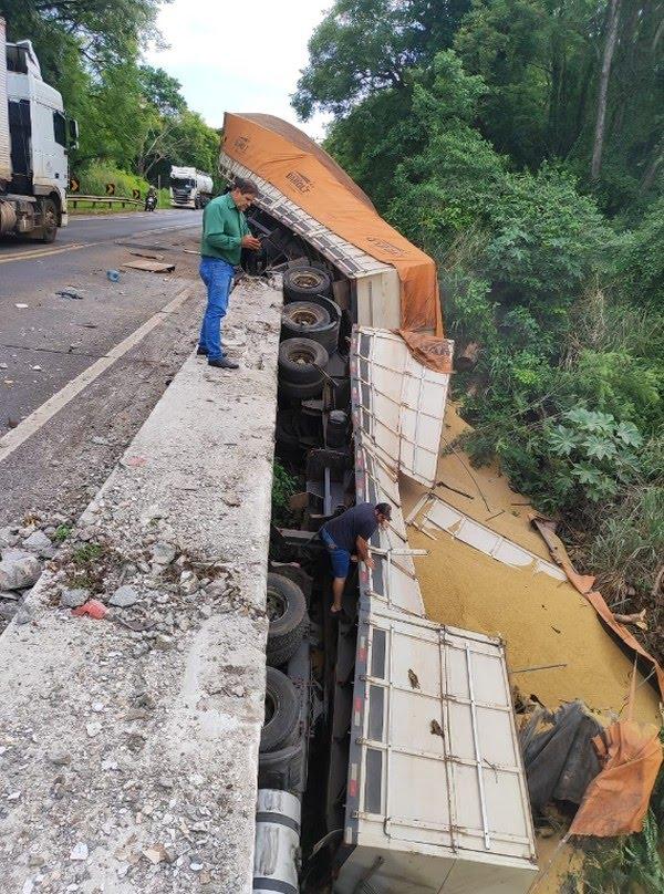 Carreta perde o freio, bate na traseira de caminhão e fica pendurada em ponte, em Santo Antônio da Platina