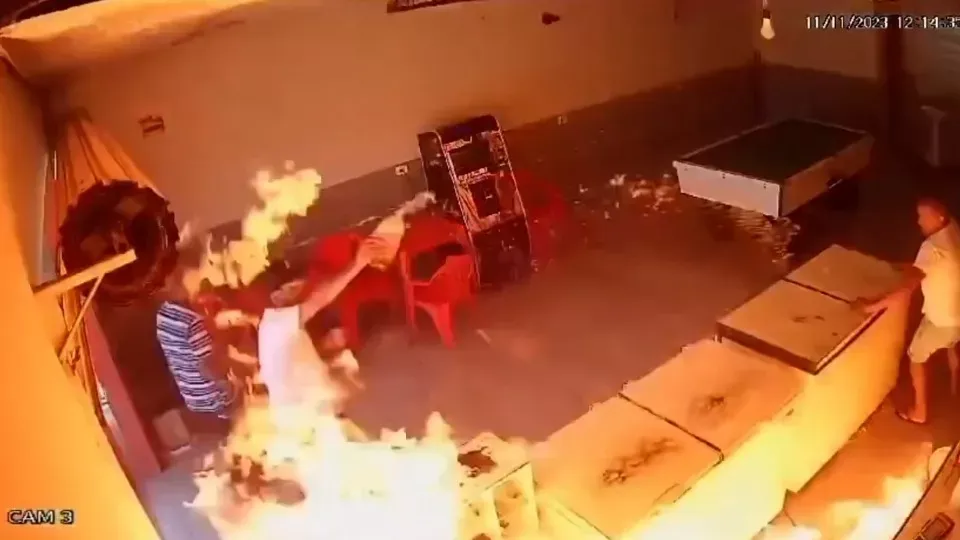 Comerciante nega vender cachaça fiado e tem bar incendiado no PR