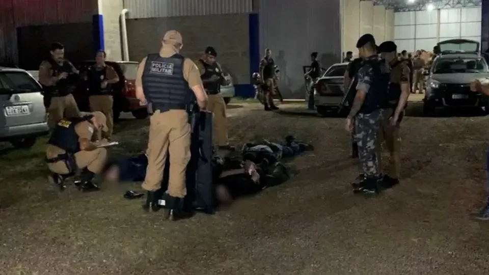 Criminosos chamam imprensa para se render após troca de tiros com a Polícia