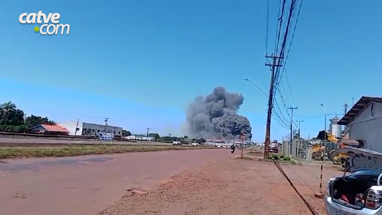 Incêndio destrói depósitos de empresa de alimentos na BR 277 em Cascavel