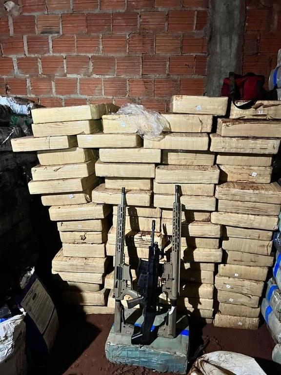 PF e BPFRON apreendem mais de sete toneladas de drogas, fuzis e munições em Palotina/PR