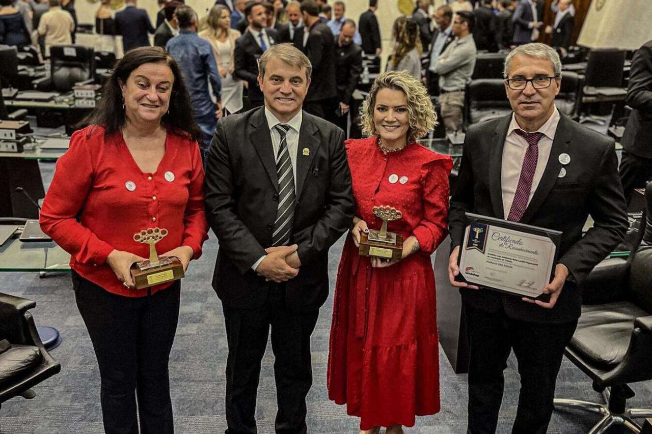 Prefeito e secretários municipais recebem troféus do Prêmio Gestor Público do Paraná