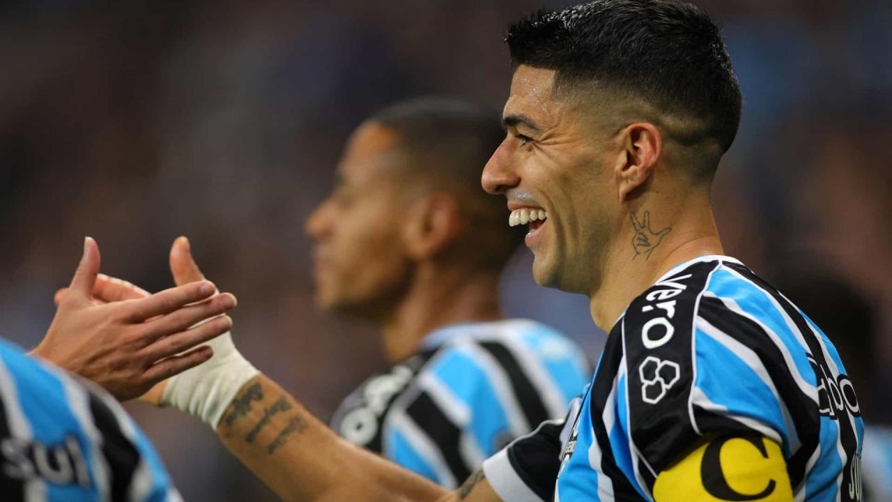 Suárez marca 3 vezes e Grêmio vence o Botafogo de virada na luta pelo título do Brasileirão
