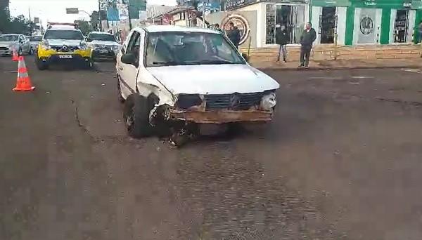 Suspeitos fogem na contramão, invadem posto de combustíveis, batem em caminhonete e são presos em Cascavel