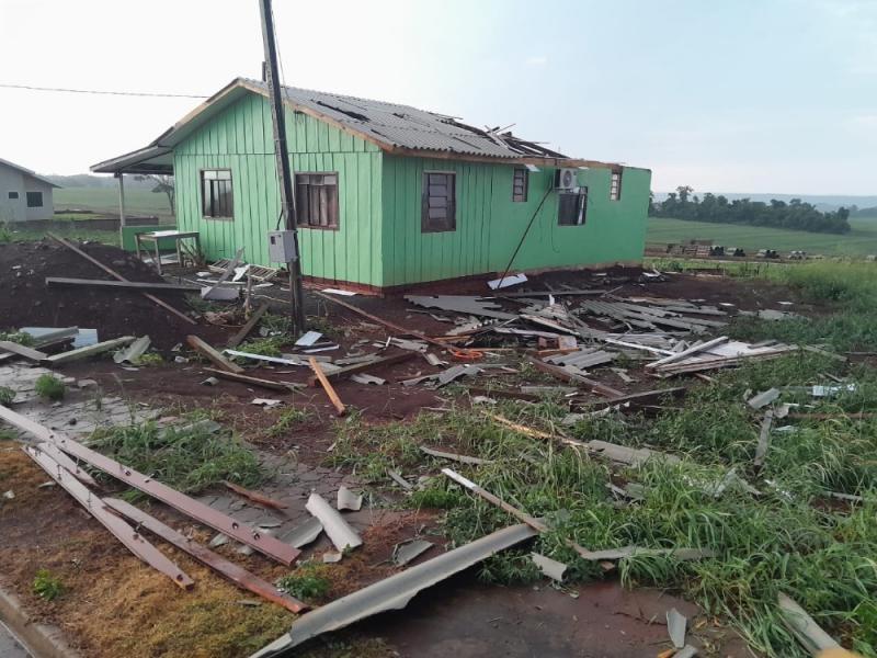 URGENTE  Forte temporal causa grandes estragos em Mercedes