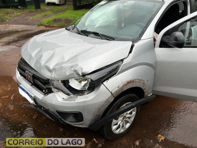 Veículos colidem em Santa Helena, e um deles para em cima do canteiro