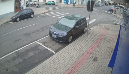 Ventania derruba idoso no chão em rua do interior do Paraná