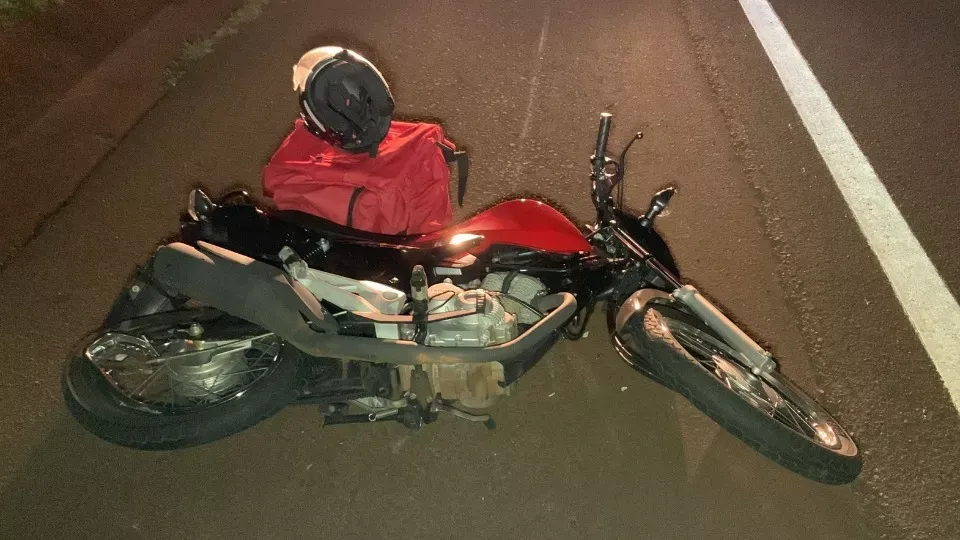 Ventos fortes derrubam motociclista durante ultrapassagem de caminhão na PR-467 em Cascavel