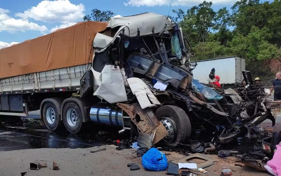 Acidente entre carretas deixa dois mortos na BR-153, em GO