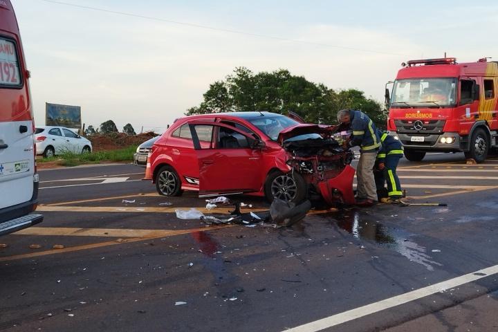 Acidente entre dois veículos deixa três pessoas feridas na PR-323, em Umuarama