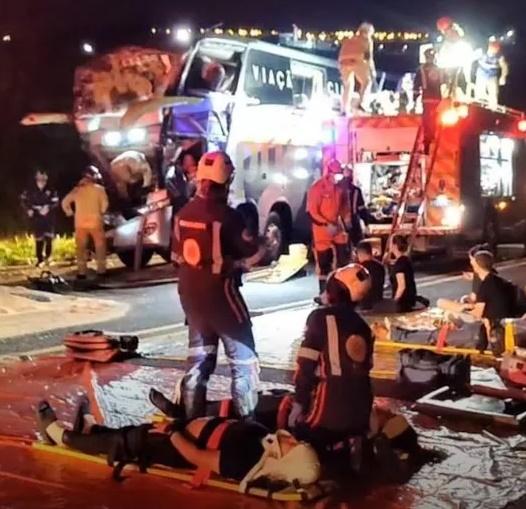 Acidente entre ônibus e caminhão deixa cerca de 20 pessoas feridas na PR 444