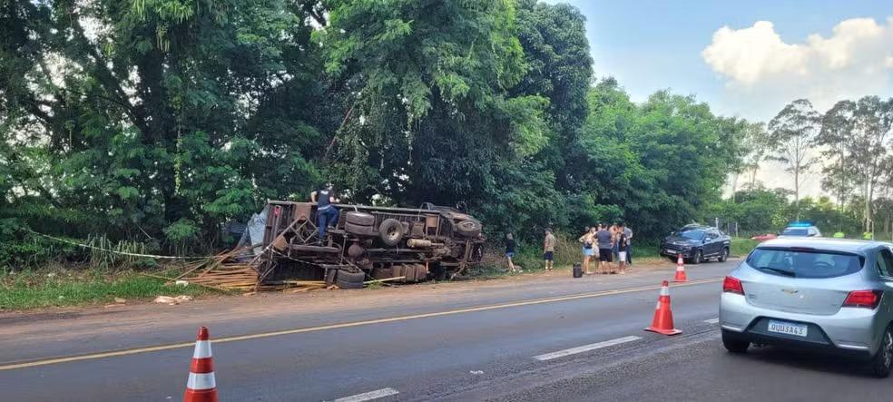 Adolescente morre após ser lançado de cabine de caminhão em acidente de trânsito, no PR