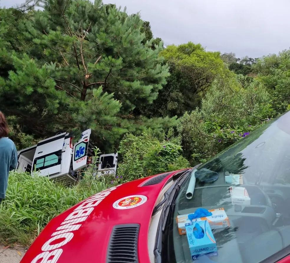 Ambulância capota, cai em ribanceira e cinco ficam feridos em SC