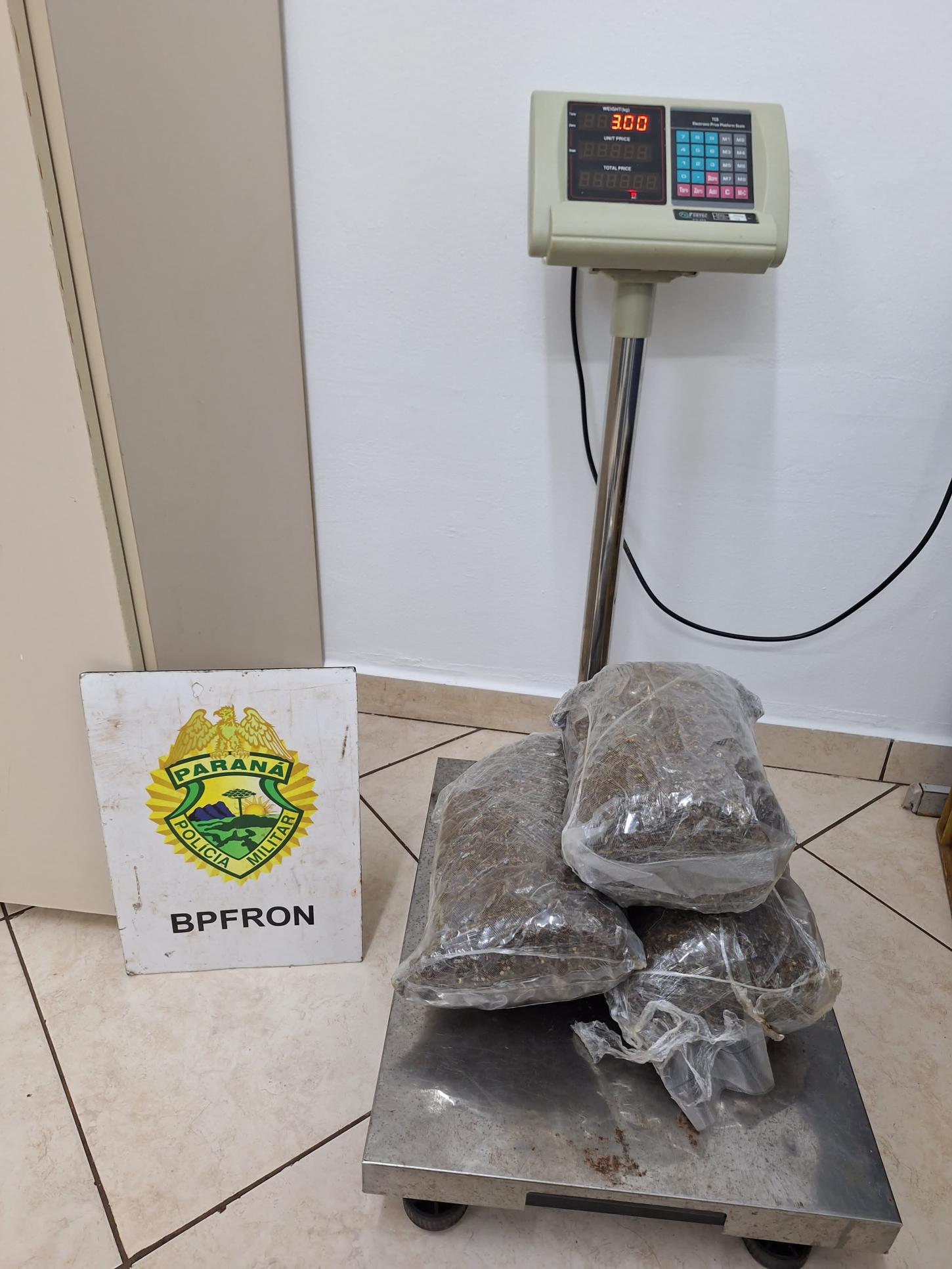BPFRON apreende mulher com 3kgs de maconha em Foz do Iguaçu - PR