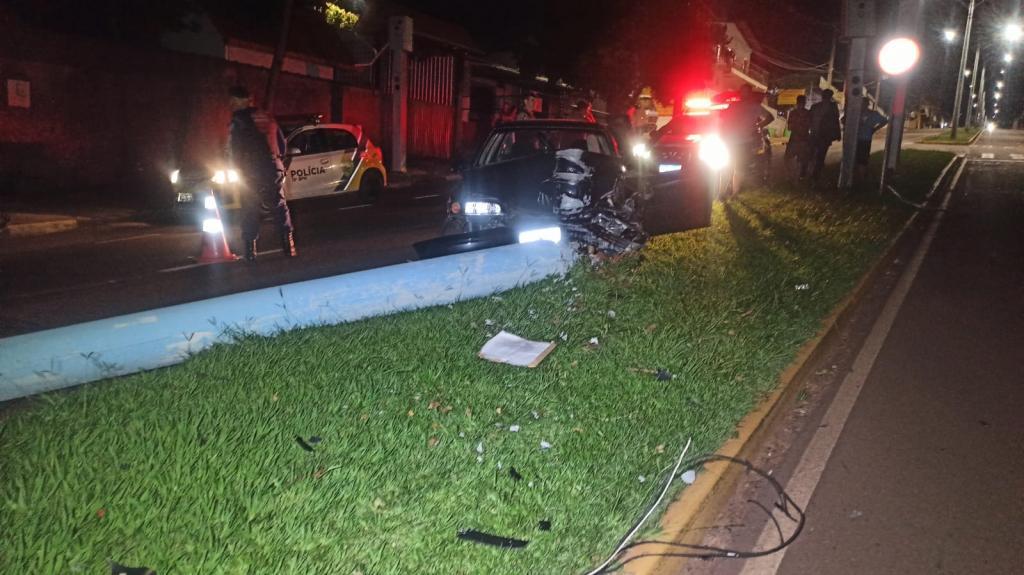 Carro derruba dois postes e uma placa de sinalização em Toledo