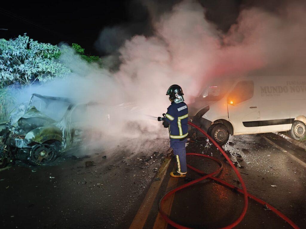 Colisão frontal na PR 490 em Altônia deixa dois feridos, um dos veículos pegou fogo