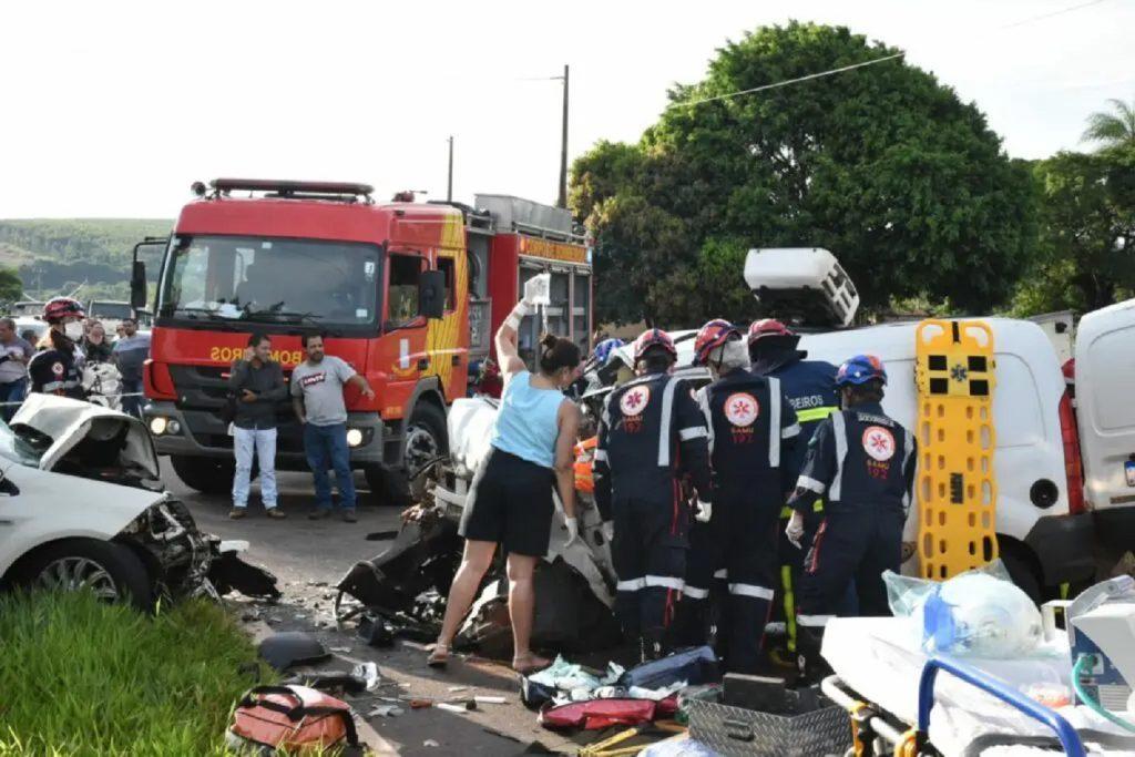 Duas vítimas são desencarceradas de veículos após colisão na rodovia entre Mariluz e Umuarama