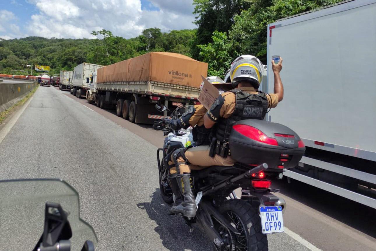 Forças de Segurança auxiliam no atendimento às famílias durante congestionamento da BR-277