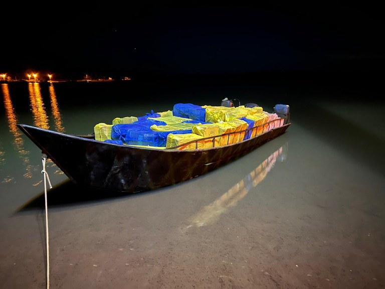 Foz do Iguaçu - PF apreende embarcação com caixas de cigarros contrabandeados