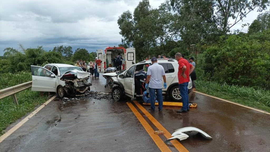 Grave colisão frontal deixa feridos na PR 488