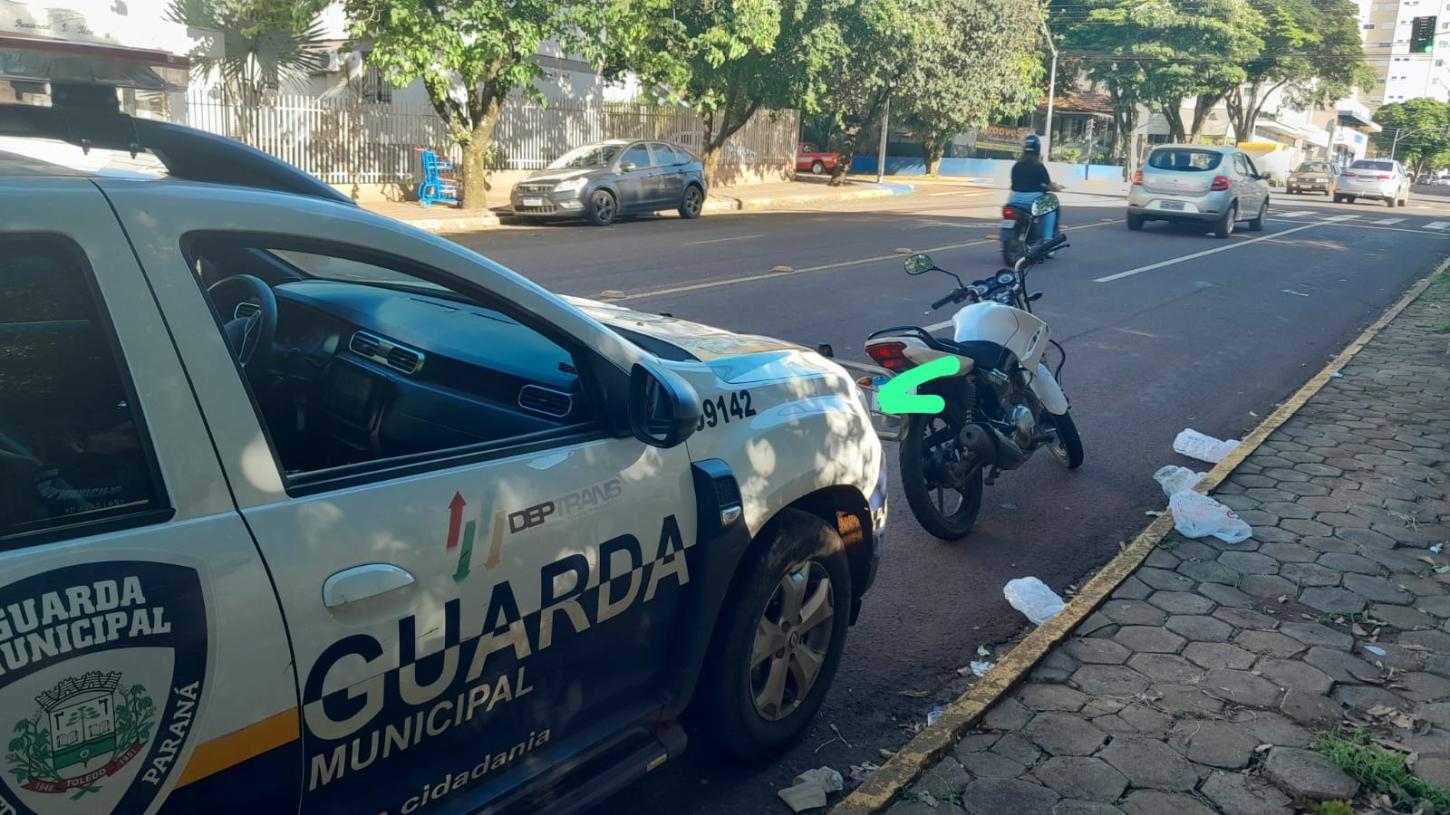 Guarda municipal prende indivíduo com a placa da motocicleta adulterada.
