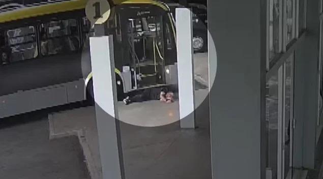 Idoso que foi nocauteado por motorista de ônibus no PR morre na UTI