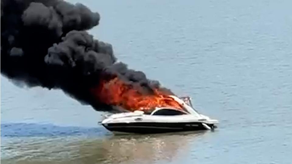 Lancha pega fogo no lago da usina de Salto Caxias