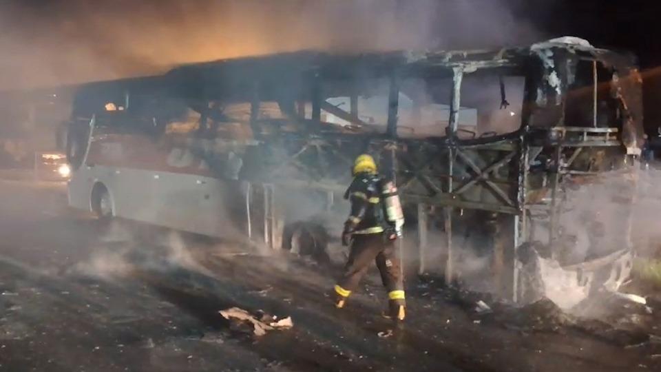 Ônibus que levava 42 passageiros é destruído pelo fogo em SC
