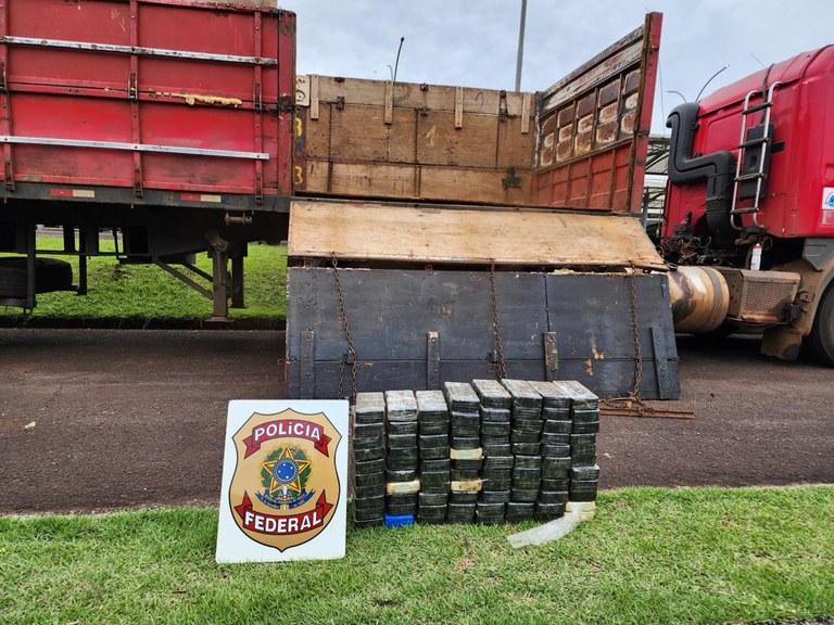 PF apreende drogas em fundo falso de carreta no Paraná