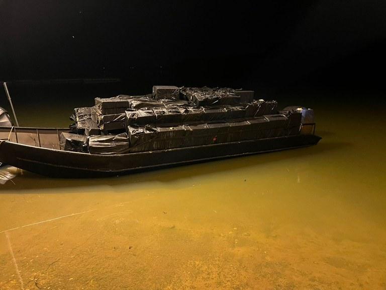PF e PM apreendem embarcação com cigarros contrabandeados no Lago Itaipu