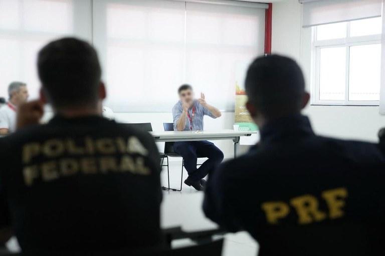 PF e PRF realizam visita técnica em indústria frigorífica no PR
