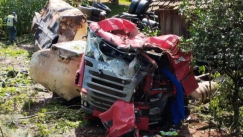 SC – Motorista morre após caminhão sair da pista e capotar