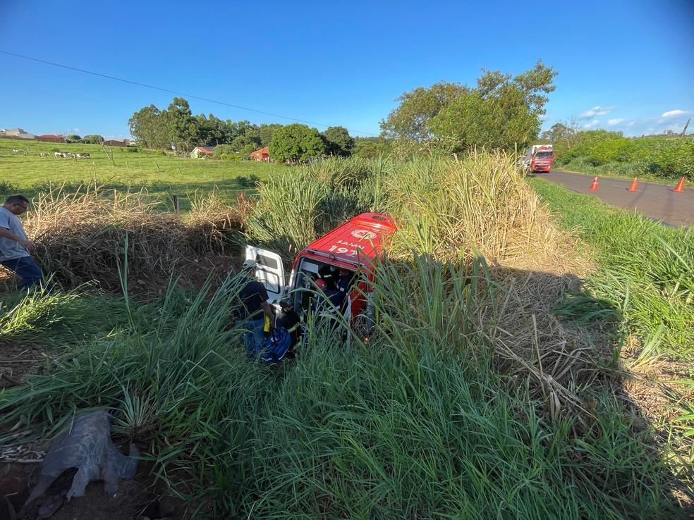 Ambulância do Samu cai em ribanceira após bater contra carro na PR-454