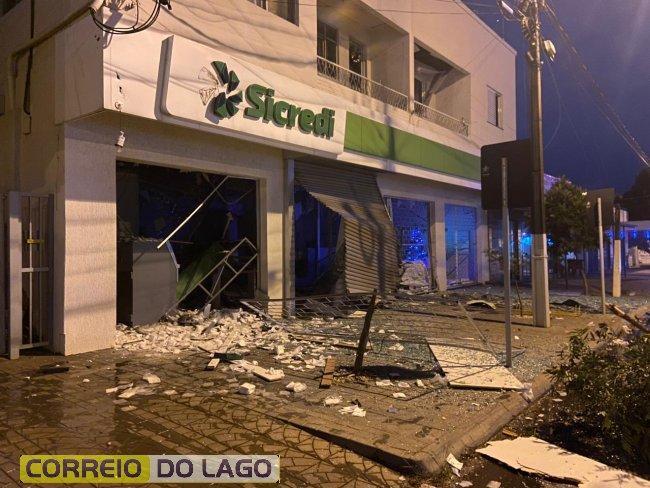 Bandidos explodem agência bancária na região