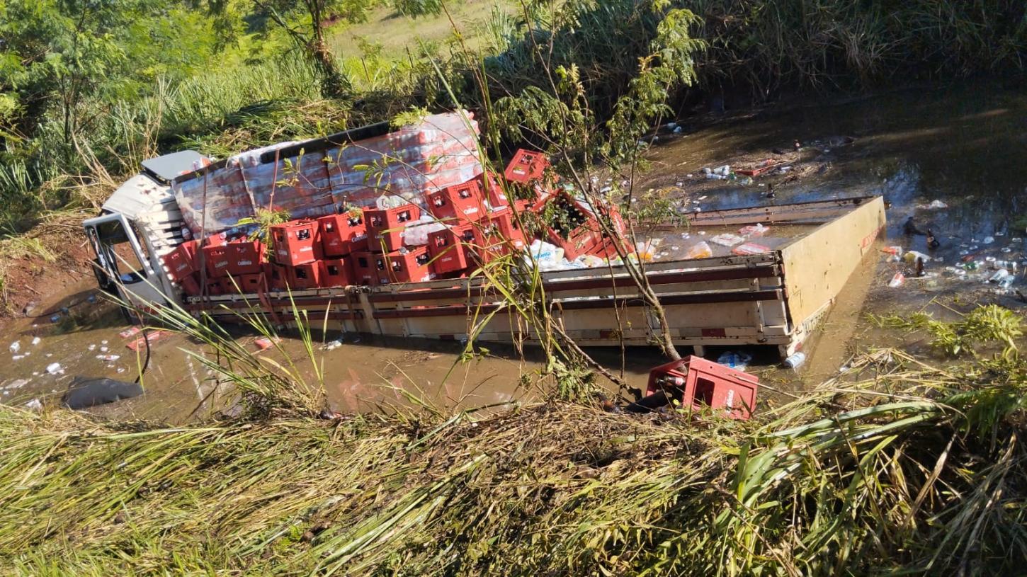 Caminhão de bebidas cai no Rio Santa Quitéria em Luz Marina, distrito de São Pedro do Iguaçu