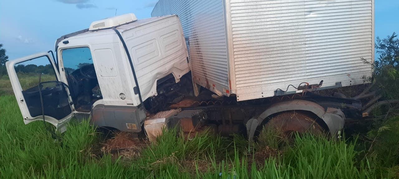 CARRETA SAI DA PISTA E CHOCA-SE CONTRA BARRANCO NA PR-486