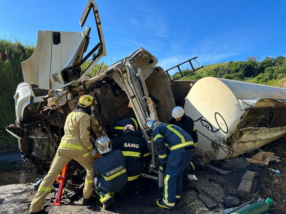 Motorista fica gravemente ferido após tombar caminhão carregado de combustível no Paraná