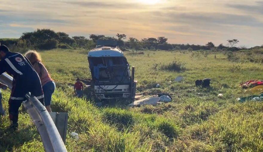 Ônibus de Foz do Iguaçu capota na rodovia Castelo Branco em São Paulo