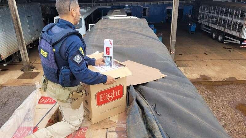 PRF apreende carreta carregada de cigarros contrabandeados em Toledo