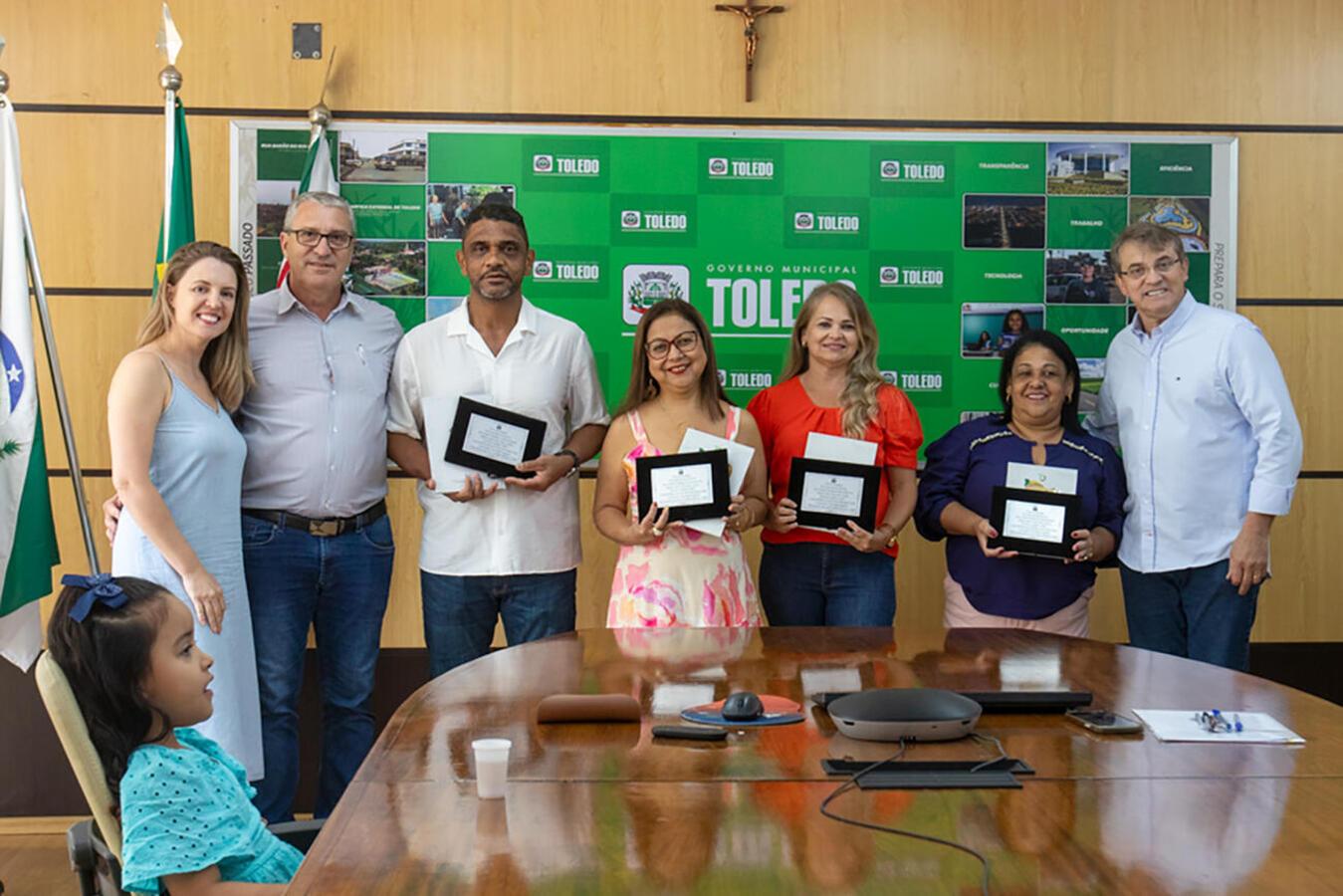 Servidores municipais concluem carreira no serviço público e são homenageados