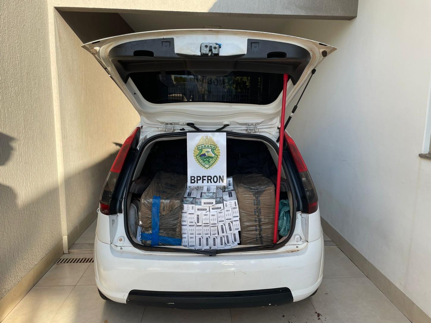 Umuarama - BPFRON apreende veículo carregado com cigarros contrabandeados