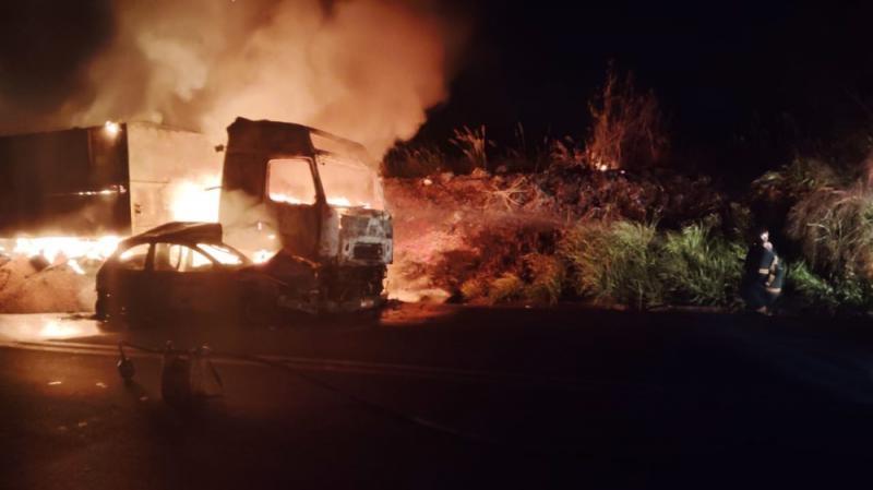 URGENTE - Carro e caminhão pegam fogo após acidente na BR-163 entre Marechal e Mercedes