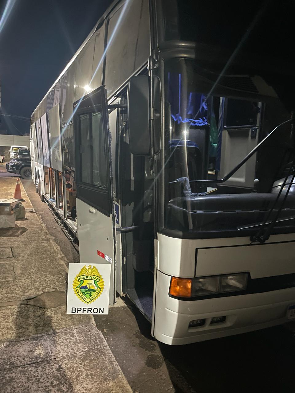 BPFRON apreende ônibus carregado com mercadorias contrabandeadas em Mamborê-PR