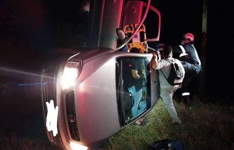 Mulher fica gravemente ferida em tombamento na PR-180, entre Nova Aurora e Cafelândia