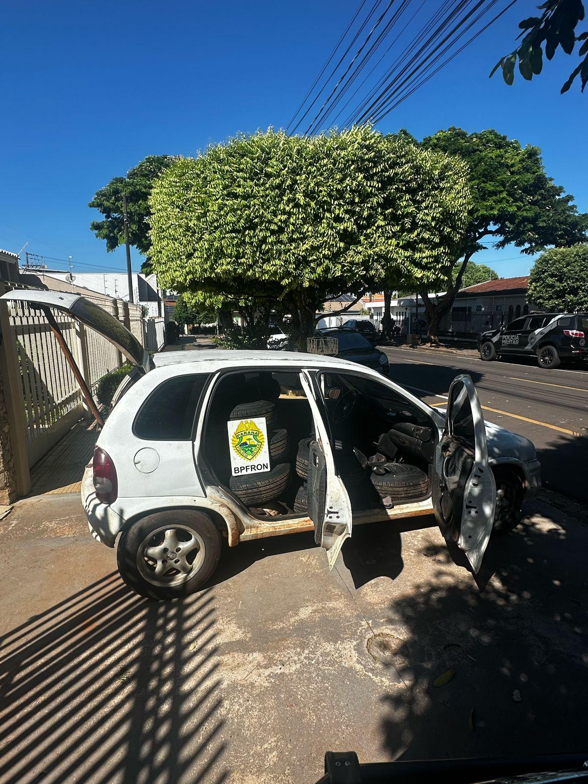 BPFRON apreende veículo carregado com 80 pneus contrabandeados em Cruzeiro do Oeste-PR