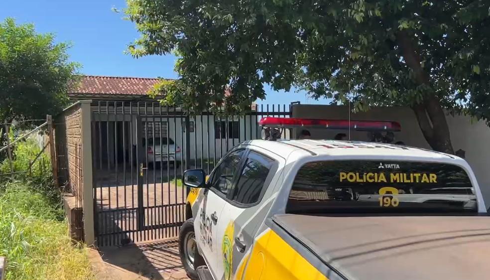 Idoso é encontrado morto com sinais de estrangulamento dentro de casa em Umuarama, diz PM