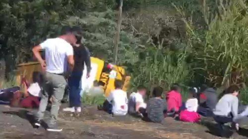 Acidente com ônibus escolar deixa pelo menos quatro feridos graves