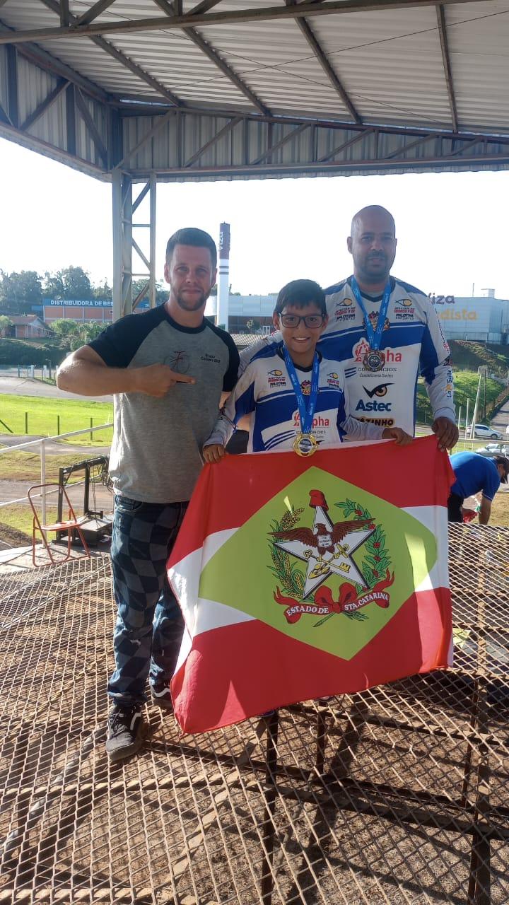Atleta Heitor Isaque conquista a primeira etapa do Campeonato Catarinense de Bicicross.