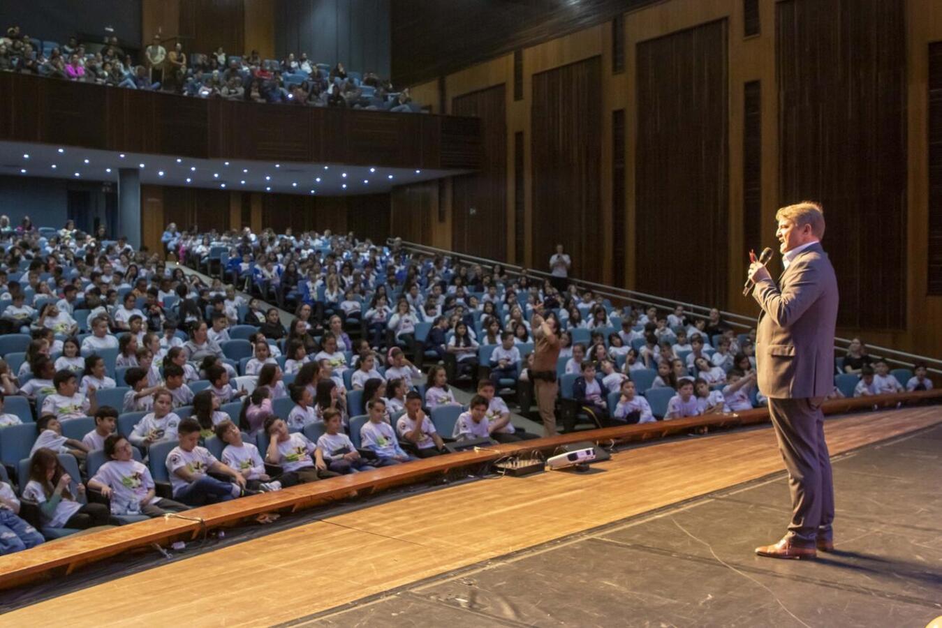 Mais de 700 alunos prometem publicamente ficar longe das drogas e da violência
